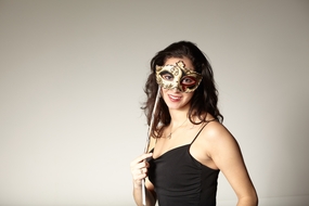 性感吊带背心戴面具美女图片